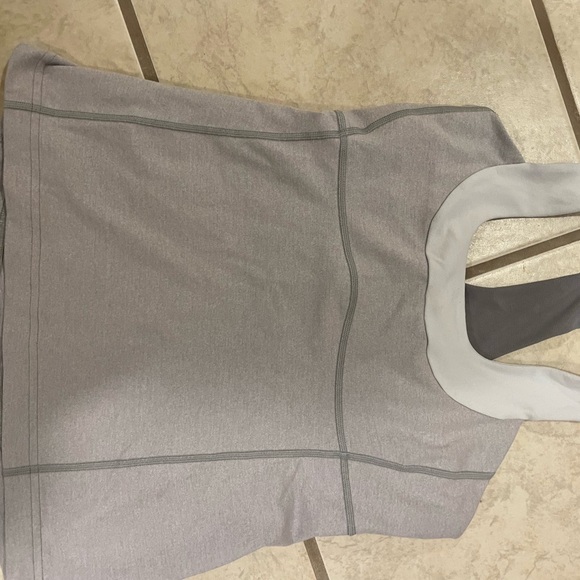 LULULEMON BUNDLE.  Size 6 tops - Picture 7 of 7